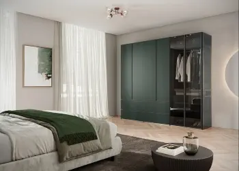 Kleiderschrank und Bett 